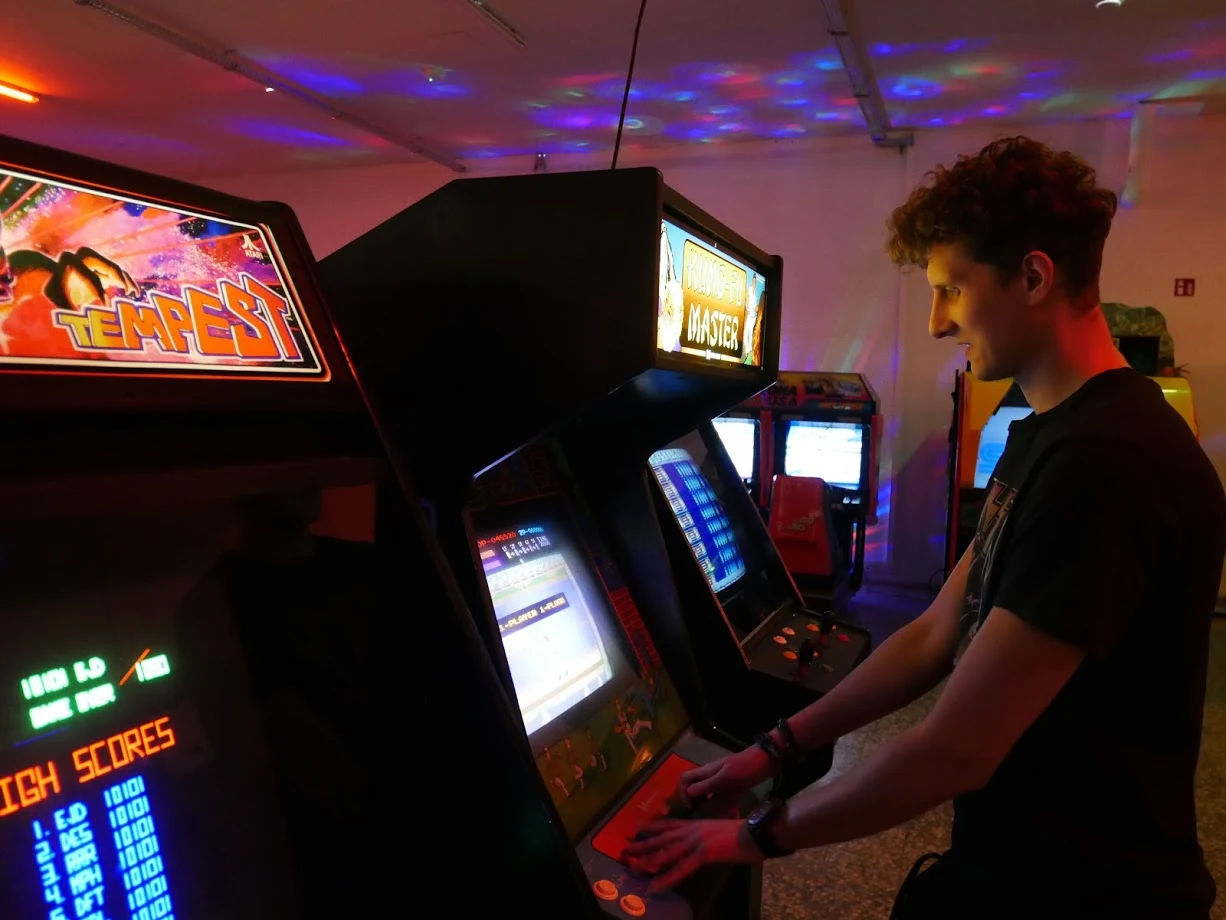 Krakow Arcade Museum to grywalna podróż przez prawie całą historię gier wideo. Klasyki z samego początku lat 80. - Galaga, Tempest, Centipede - sąsiadują z młodszymi o ponad dekadę maszynami z Mortal Kombat i Tekkenem. Najnowsze automaty pochodzą z początku lat 2000. Nie lada gratką dla miłośników retrogier jest możliwość sprawdzenia w akcji kilku gier w ich oryginalnej formie i to prosto ze Stanów Zjednoczonych. Prawdziwą perełką ogromnej kolekcji jest automat Nintendo Playchoice o numerze seryjnym 00708, na którym możemy zagrać w jedną z dziesięciu hitowych gier Japończyków. W jego menu znajdują się takie pozycje jak Super Mario Bros., Duck Hunt, Tennis i Contra.