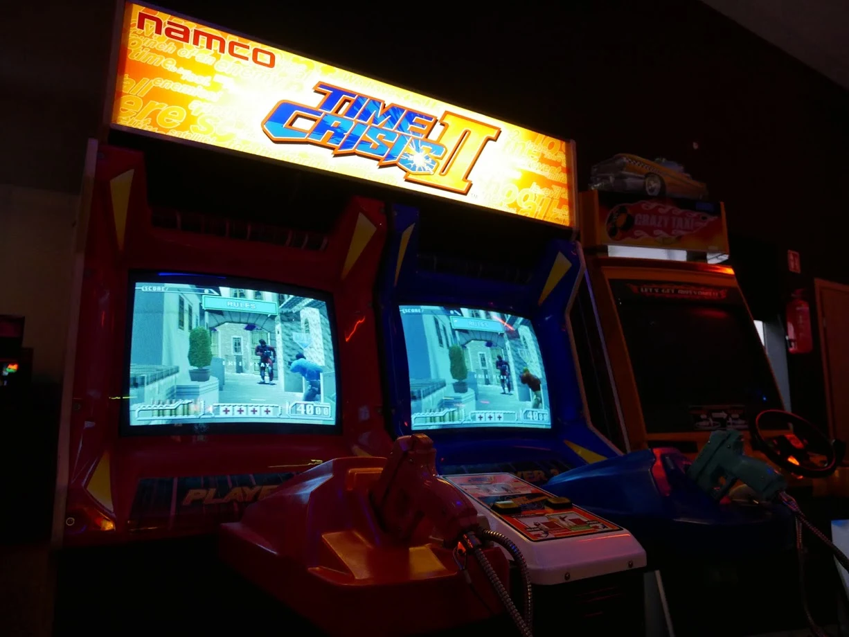 Jedną z gwiazd Krakow Arcade Museum jest automat z Time Crisis II. Być może mieliście okazję ograć ten tytuł na PlayStation 2, ale dopiero przejście go na automacie zapewnia właściwe doznania. Hit z 1997 r. pod względem rozgrywki nie zestarzał się ani trochę. Poza celowaniem do pikselowych przeciwników musimy też wykonywać uniki i uważać na drugiego gracza, którego możemy postrzelić w trybie kooperacji. Dodajcie do tego nienajgorszą oprawę graficzną, absurdalną fabułę, przy której seria filmów “Szybcy i wściekli” wydaje się być arcypoważna i dialogi, od których aż bolą uszy. Po chwyceniu za broń nie będziecie chcieli jej odłożyć, aż do momentu, kiedy ekrany zaleją napisy końcowe. 