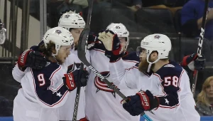 Artjomi Panarin (nr 9) po strzeleniu decydującego karnego w meczu z NY Rangers
