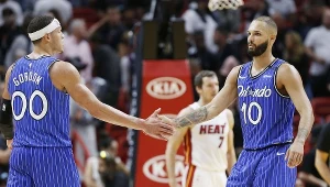 Aaron Gordon #00 i Evan Fournier z Orlando Magic