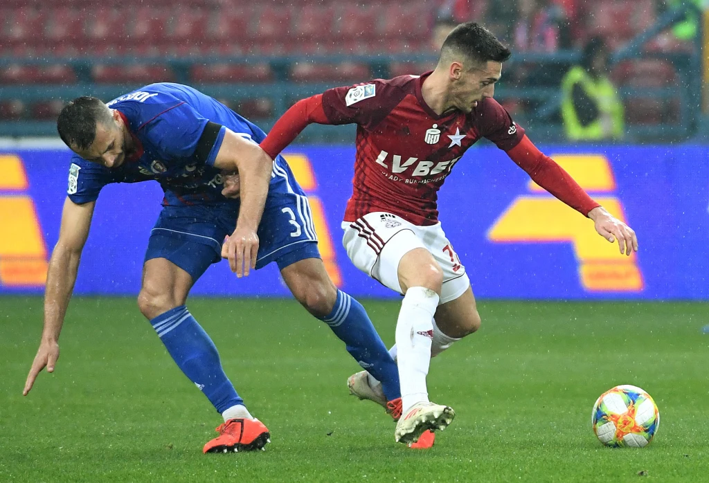 Zawodnik Wisły Kraków Vukan Savicevic (P) i Tomasz Jodłowiec (L) z Piasta Gliwice Zawodnik Wisły Kraków Vukan Savicevic (P) i Tomasz Jodłowiec (L) z Piasta Gliwice