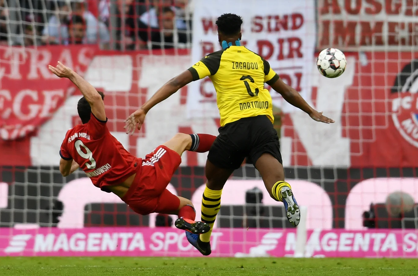 Robert Lewandowski strzela gola