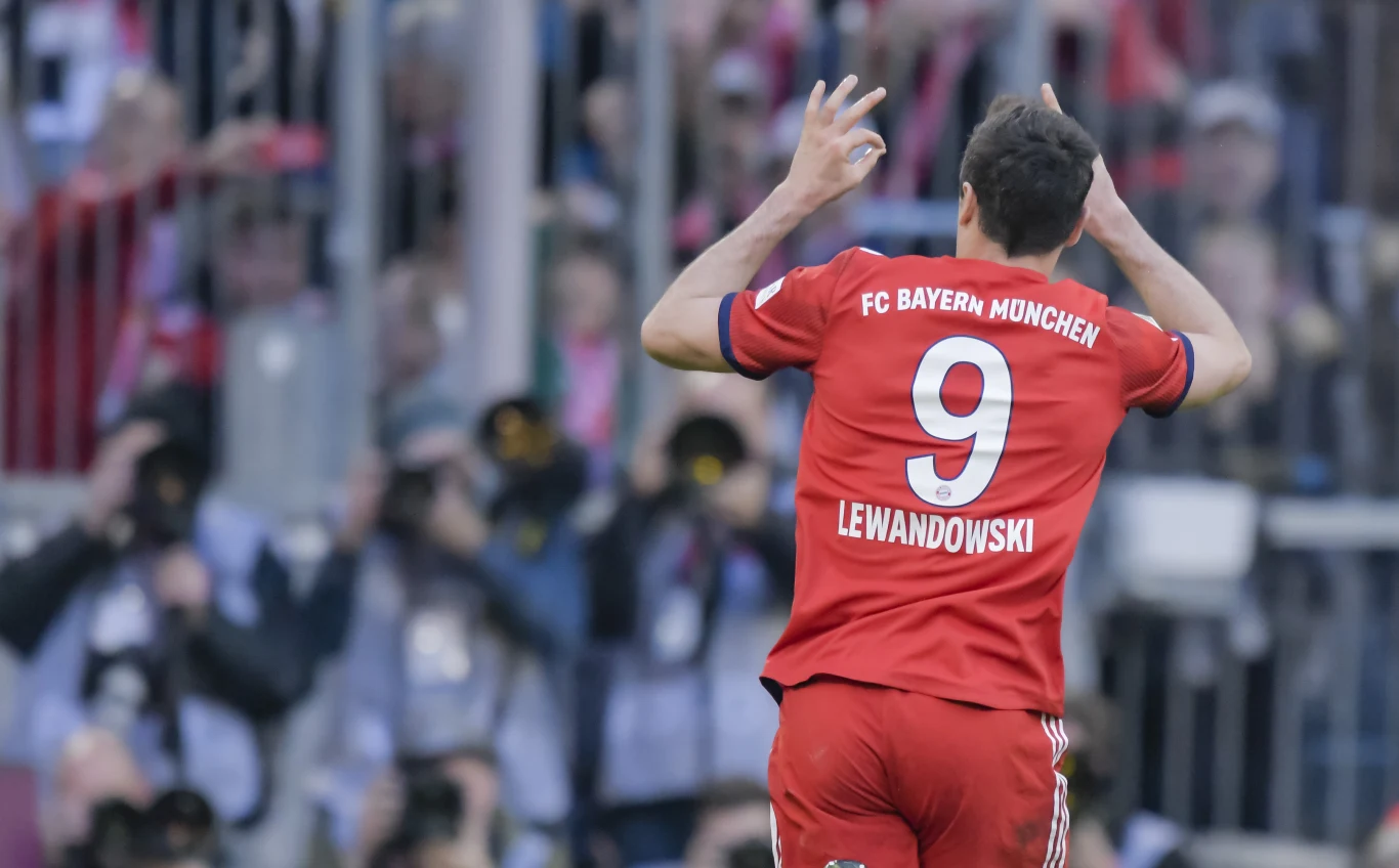Robert Lewandowski cieszy się z gola