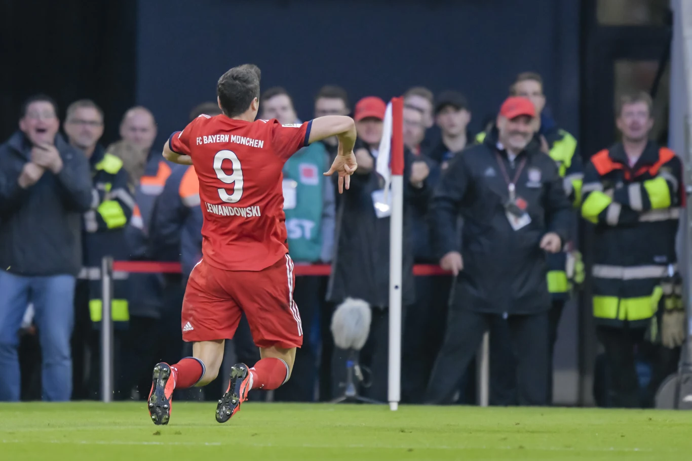 Robert Lewandowski cieszy się z gola