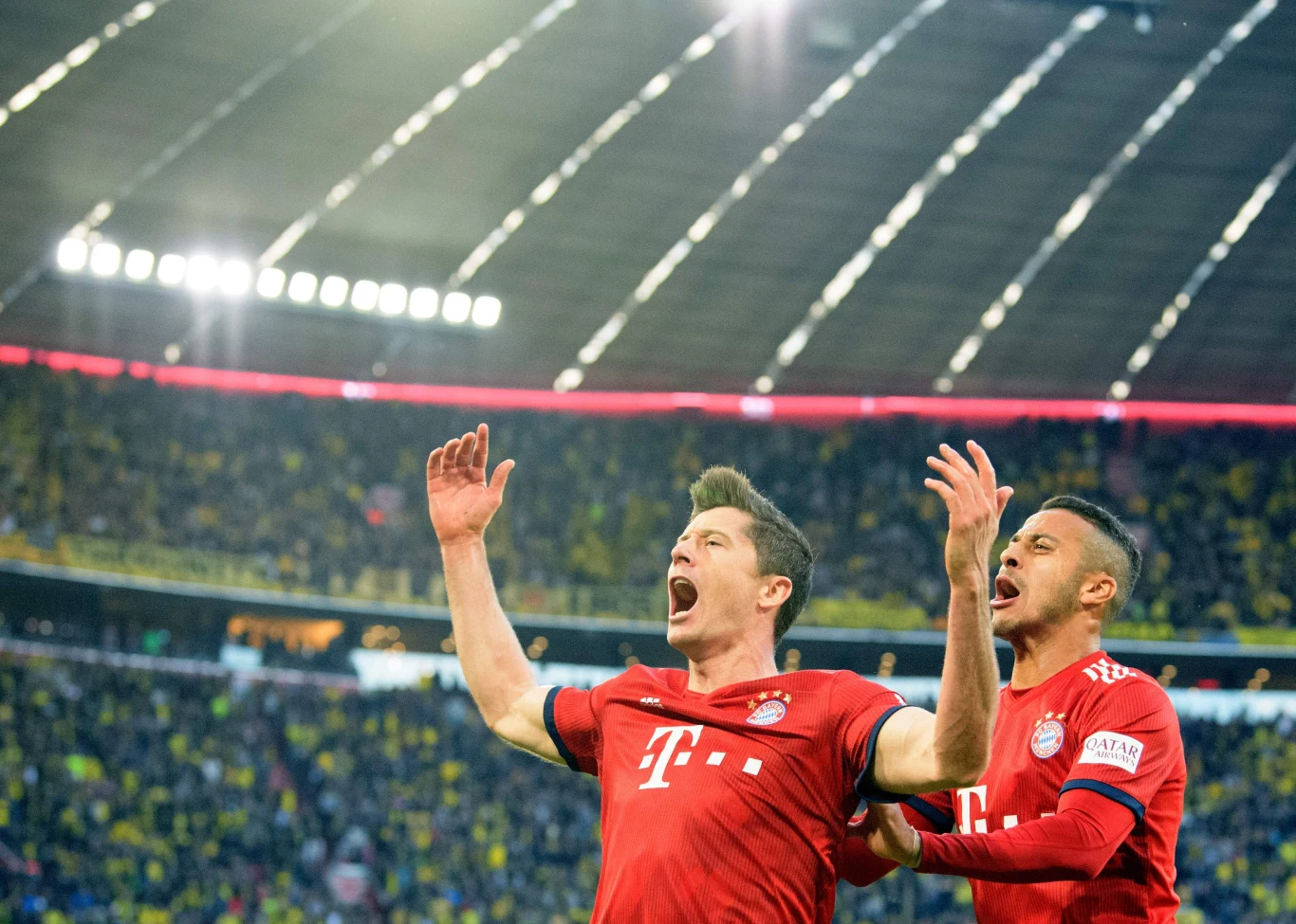 Robert Lewandowski cieszy się z gola