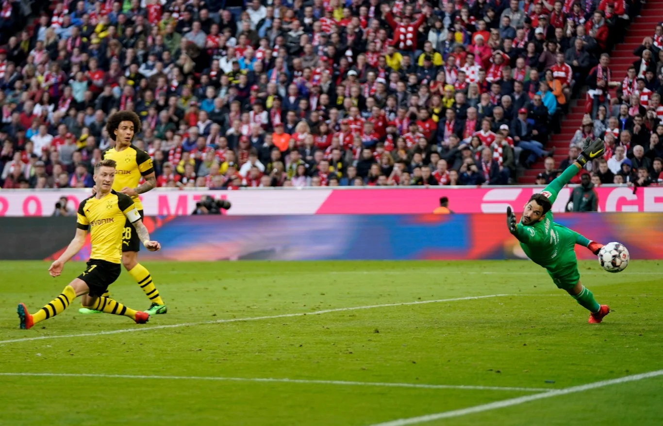 Roman Buerki kapituluje po strzale Javiego Martineza