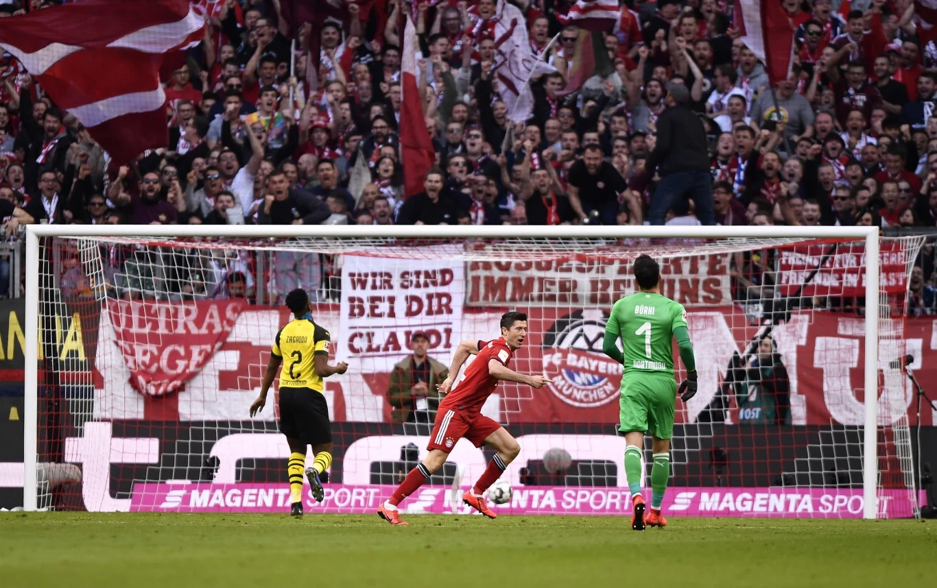 Robert Lewandowski strzela gola