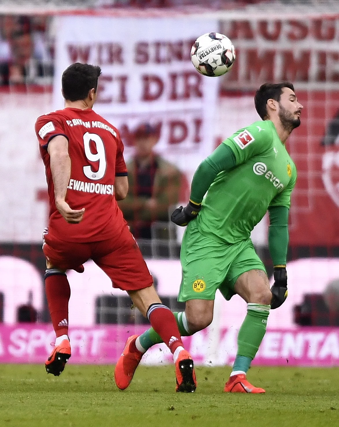 Robert Lewandowski strzela gola