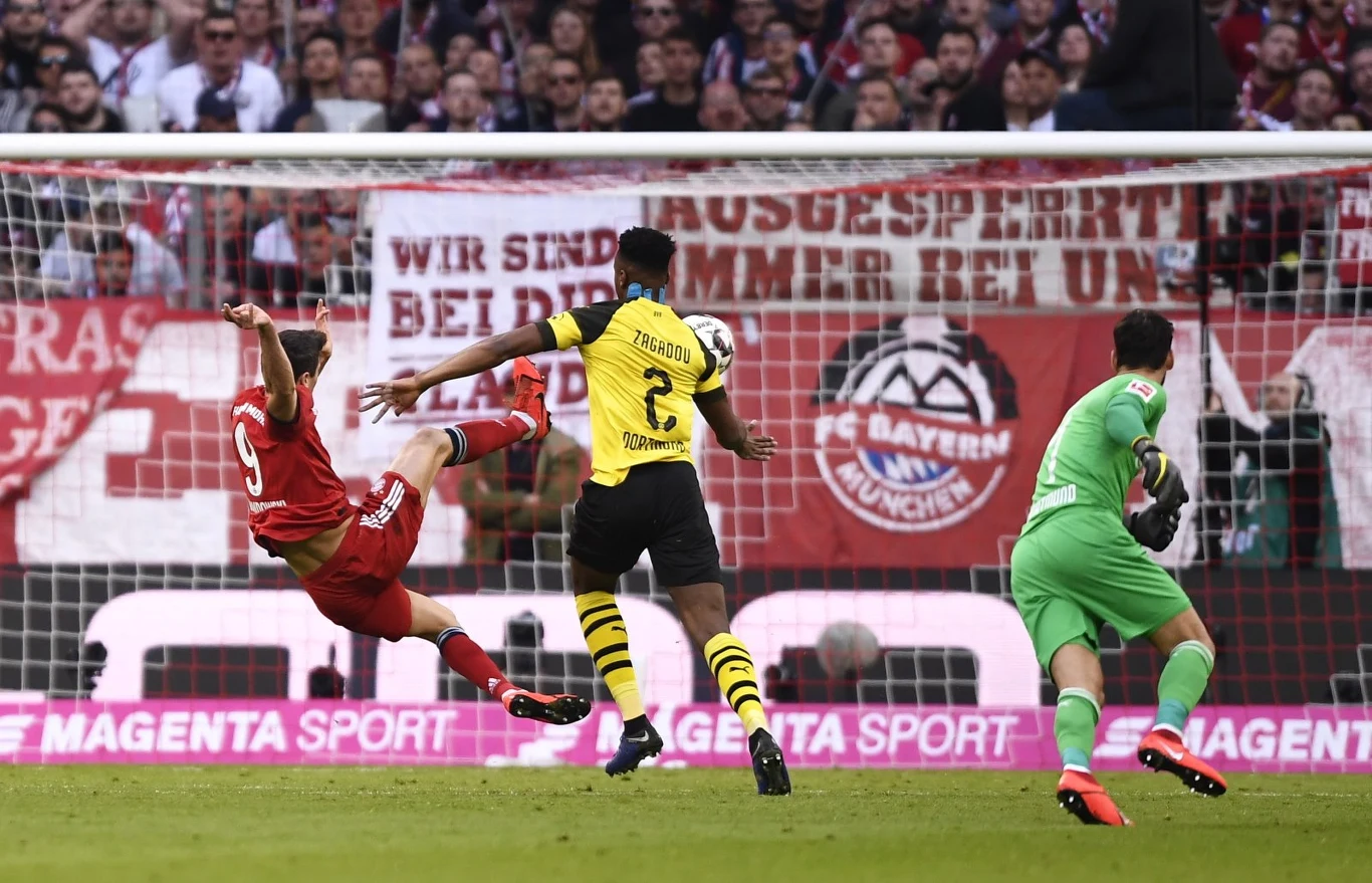 Robert Lewandowski strzela gola