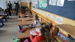 Opieka dla dzieci w warszawskiej Szkole Podstawowej nr 25 im. Komisji Edukacji Narodowej