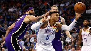 JaVale McGee (z lewej) walczy o piłkę z Russellem Westbrookiem