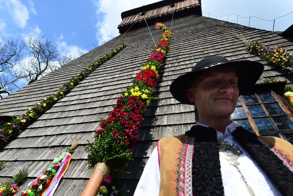 Rabka-Zdrój. Warto zobaczyć największy na Podhalu konkurs palm wielkanocnych. Najdłuższe z nich niemal dosięgają okien  wieży kościoła  pod wezwaniem  św. Marii Magdaleny