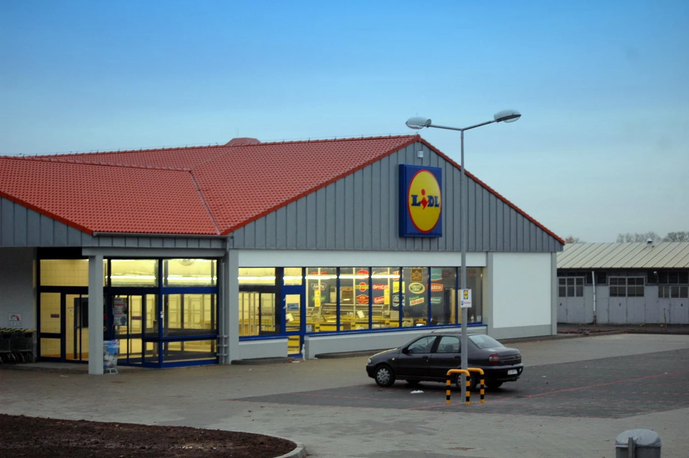 Pod jednym ze sklepów Lidl dzieje się coś bardzo dziwnego... Pod jednym ze sklepów Lidl dzieje się coś bardzo dziwnego...