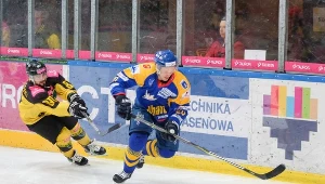 Marcin Kolusz (przy krążku)