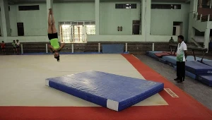 Salto w gimnastyce (zdjęcie ilustracyjne)