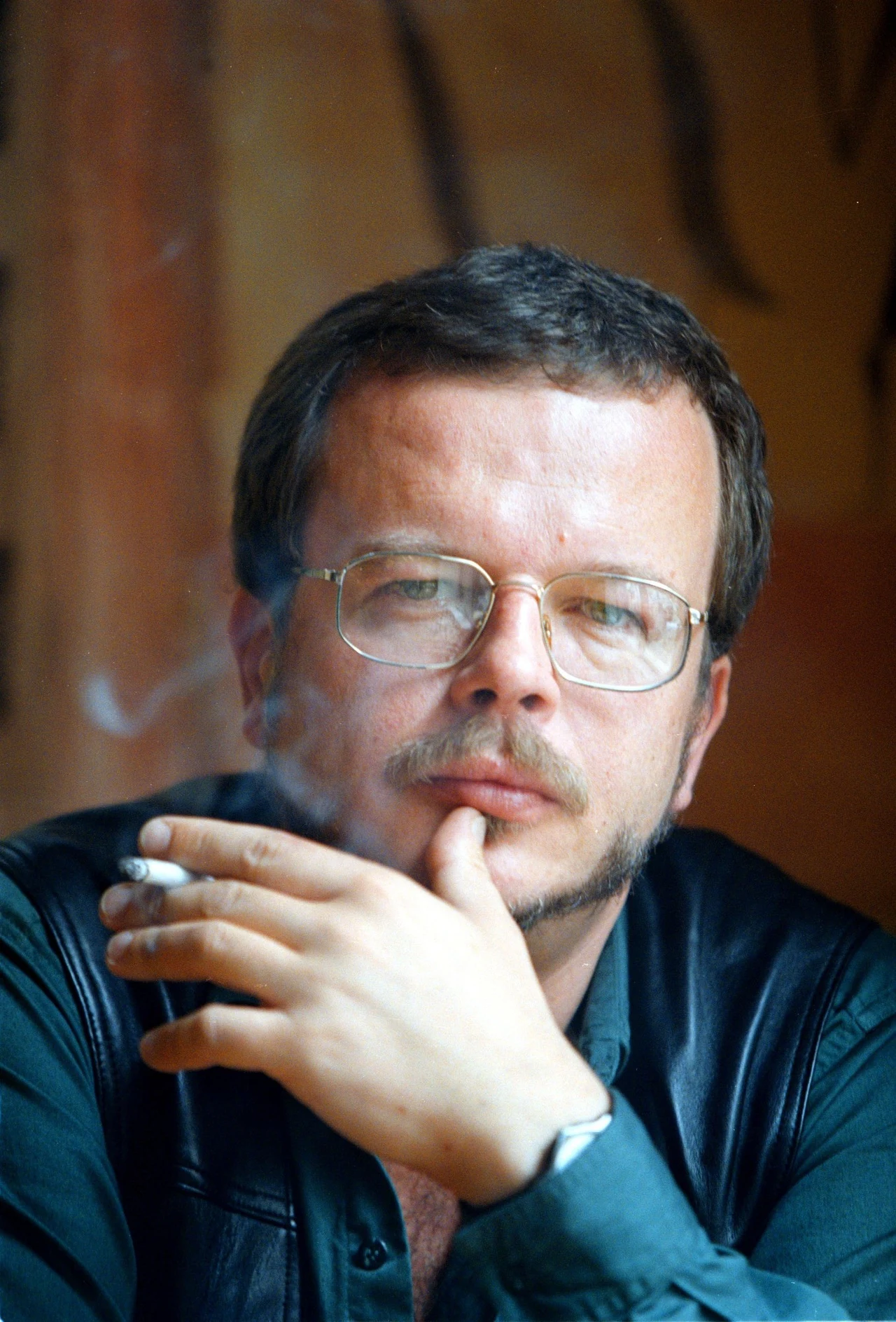 Sam Kaczmarski nie przepadał jednak za zaszufladkowaniem go jako politycznego śpiewaka okresu stanu wojennego. Jego twórczość była przede wszystkim poetycka, podejmująca uniwersalne tematy, jak wolność czy rola artysty w życiu społecznym. "Poezja nie służy ułatwianiu życia ludziom. Otwiera im oczy na pewne aspekty istnienia" - mówił w 1997 roku w wywiadzie udzielonym czasopismu "Kruk". Sam Kaczmarski nie przepadał jednak za zaszufladkowaniem go jako politycznego śpiewaka okresu stanu wojennego. Jego twórczość była przede wszystkim poetycka, podejmująca uniwersalne tematy, jak wolność czy rola artysty w życiu społecznym. "Poezja nie służy ułatwianiu życia ludziom. Otwiera im oczy na pewne aspekty istnienia" - mówił w 1997 roku w wywiadzie udzielonym czasopismu "Kruk".