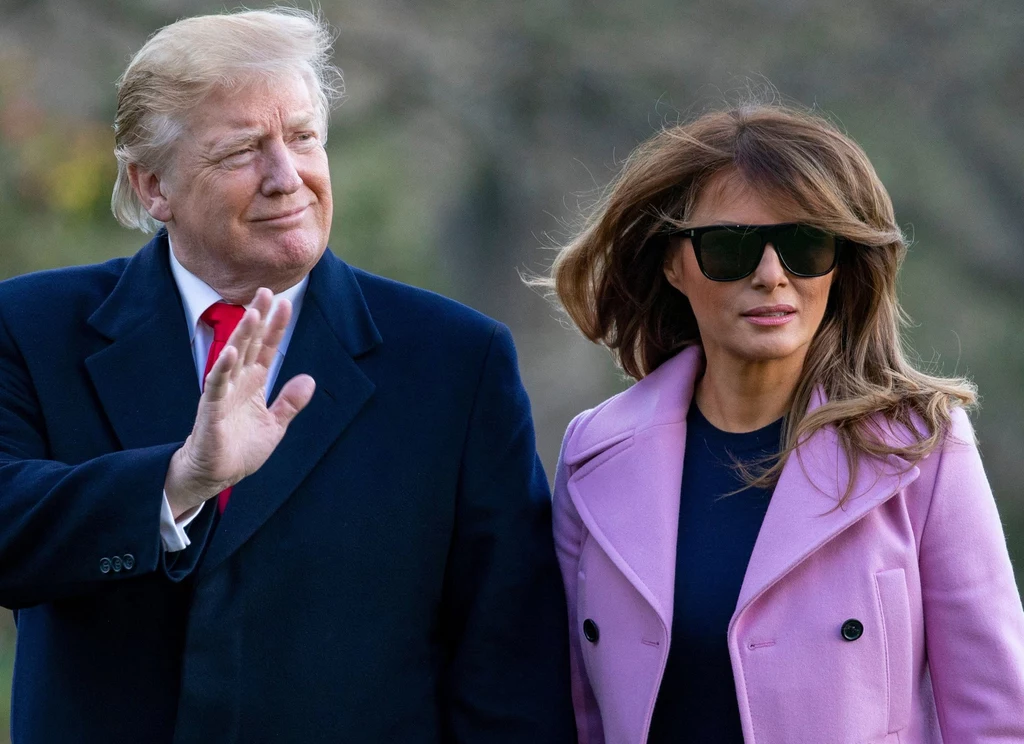 Dlaczego Melania Trump ukrywa tak często oczy za okularami? To zapewne też jej sposób przeciwdziałania błyskom fleszy i ochrony przed presją mediów