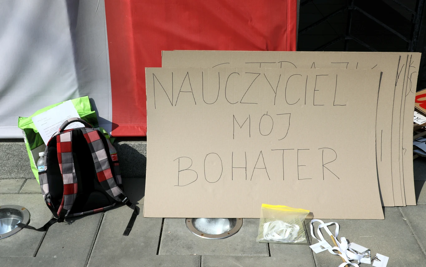Uczniowie protestują przed siedzibą MEN