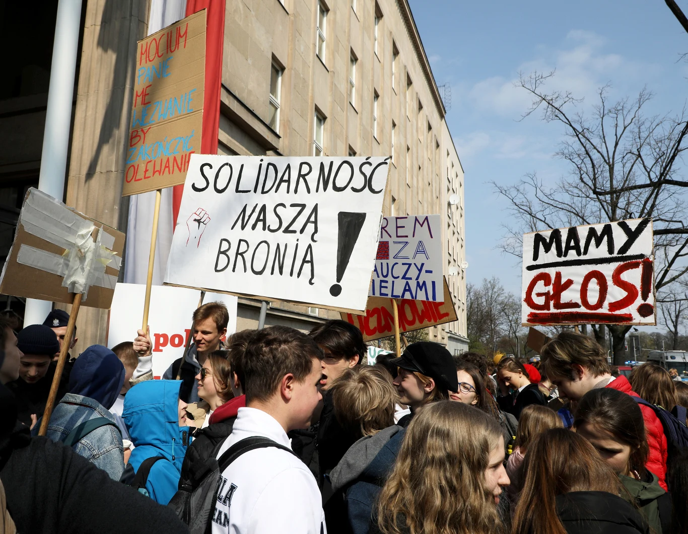 Uczniowie protestują przed siedzibą MEN