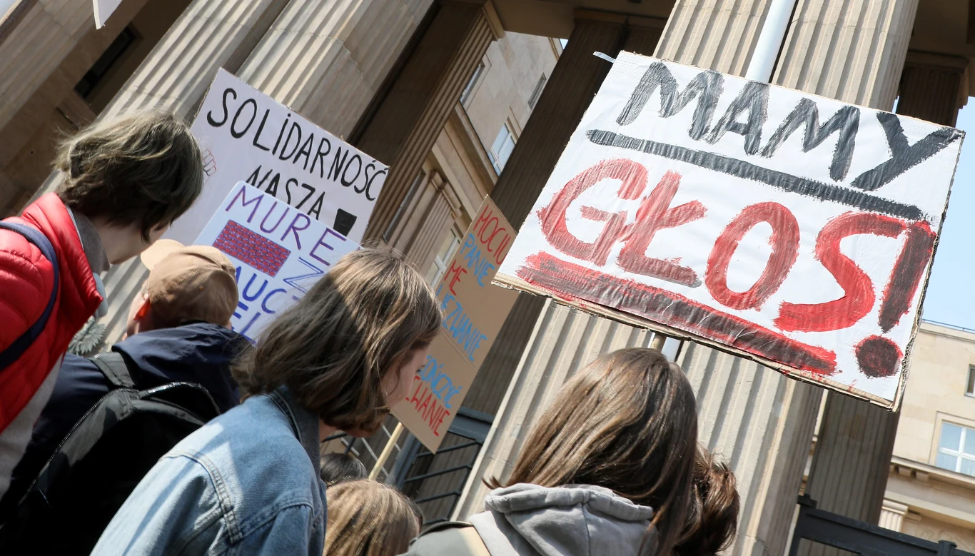 Uczniowie protestują przed siedzibą MEN