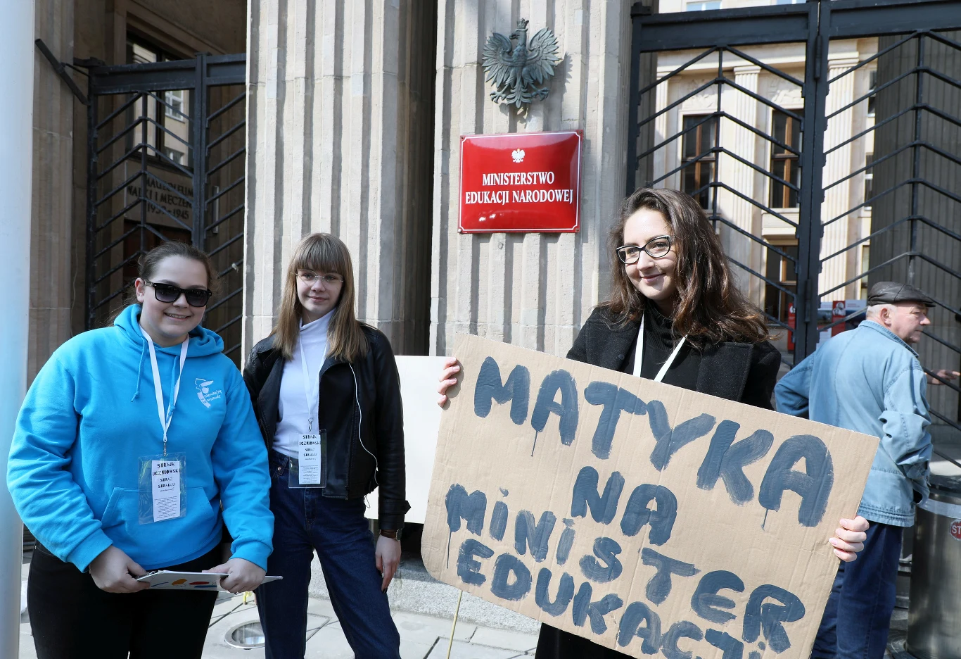 Uczniowie protestują przed siedzibą MEN