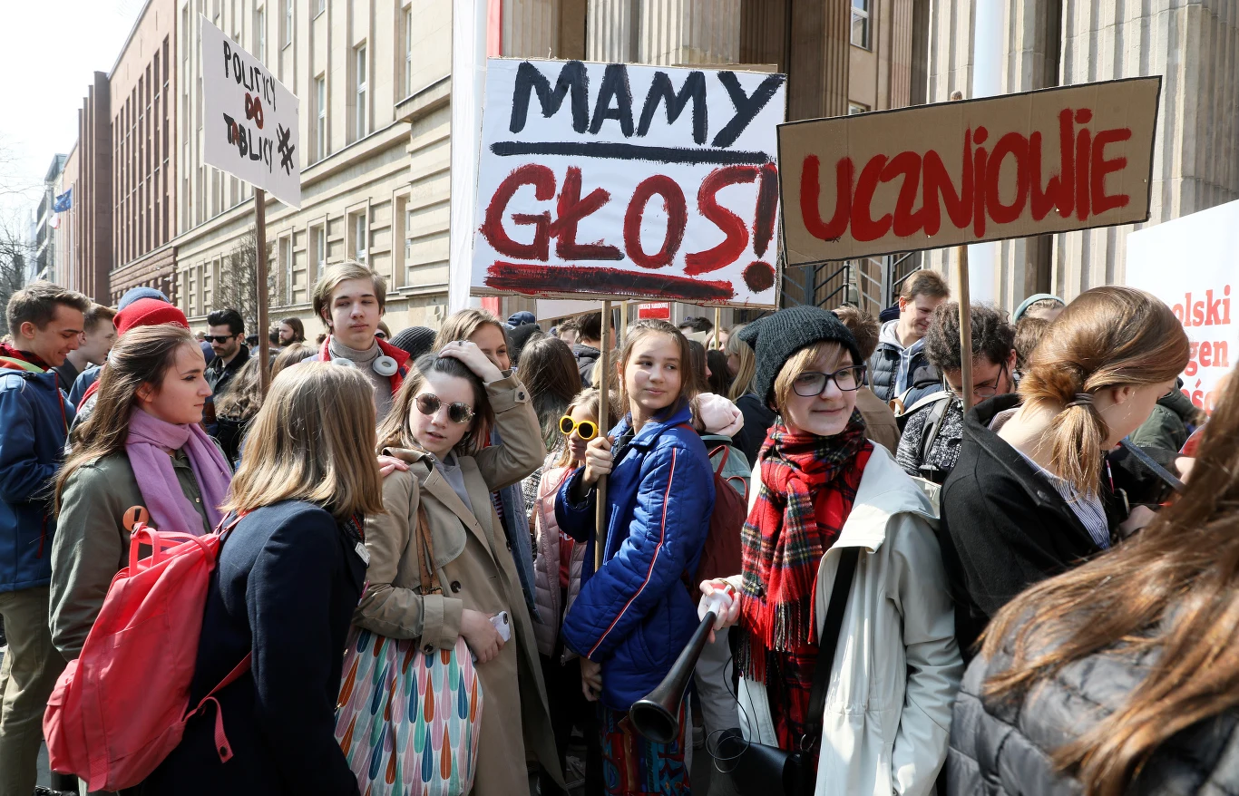 Uczniowie protestują przed siedzibą MEN