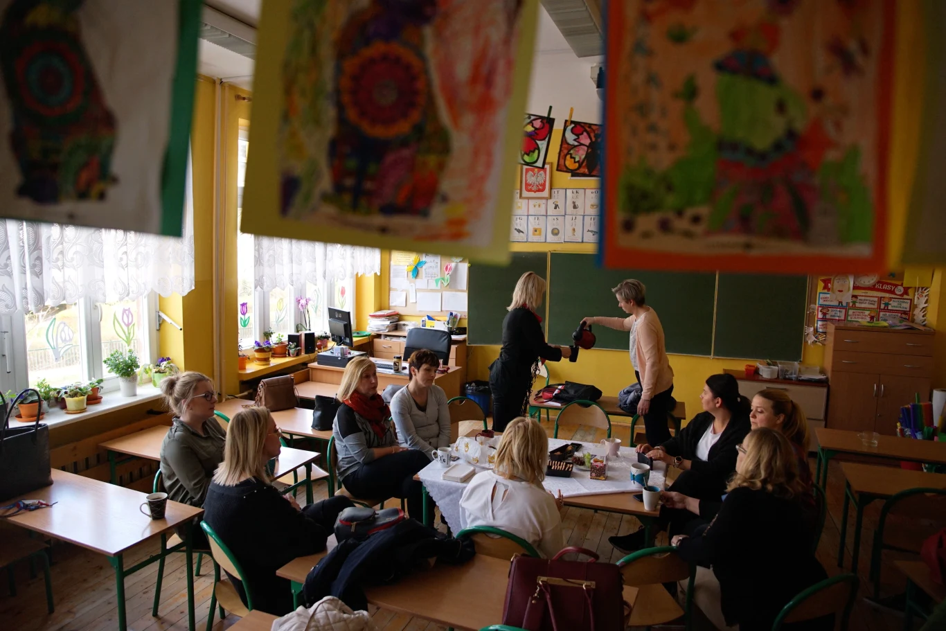 Strajkujący nauczyciele w sali nauczania początkowego w Szkole Podstawowej nr 2