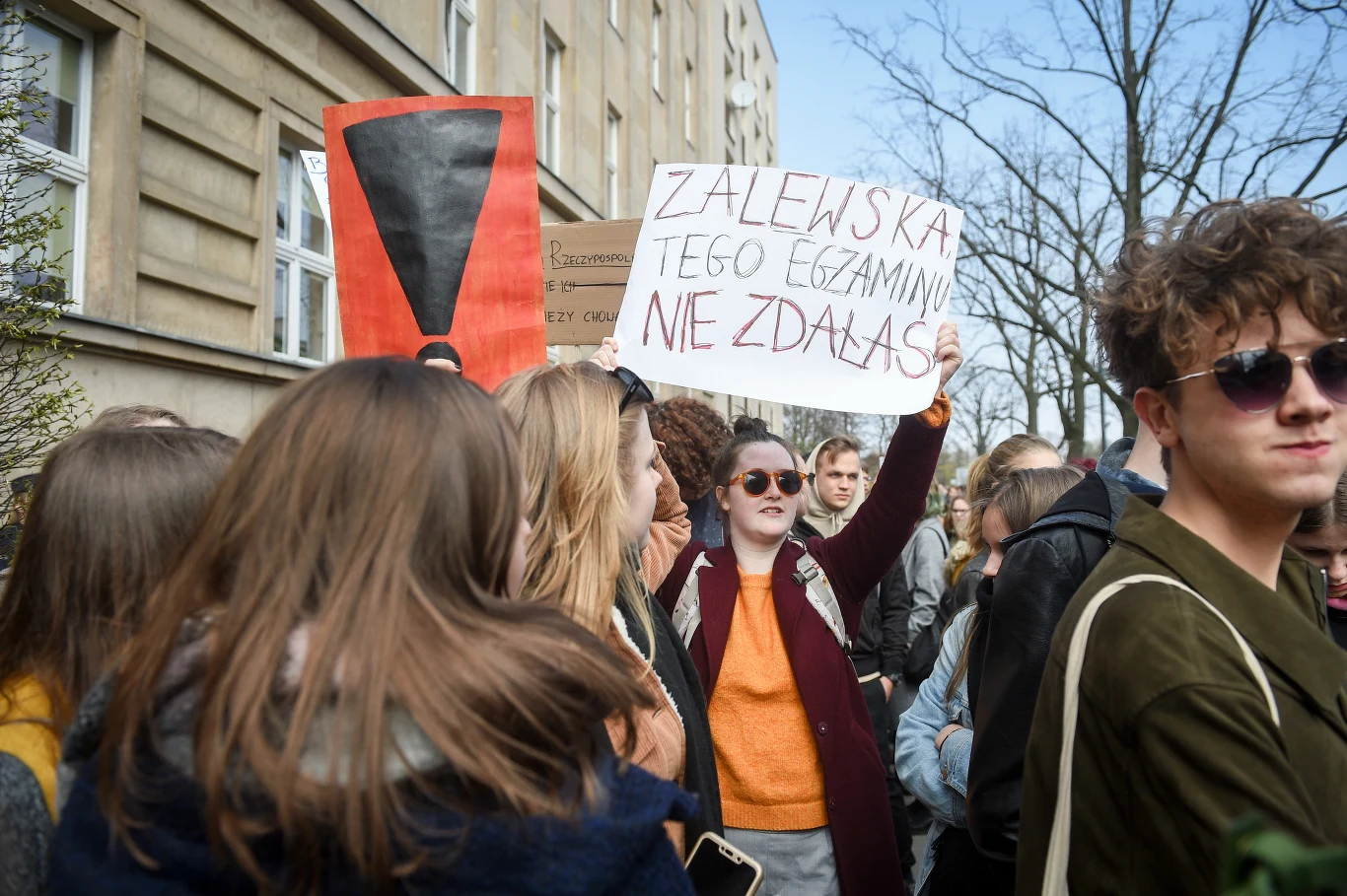 Uczniowie protestują przed siedzibą MEN