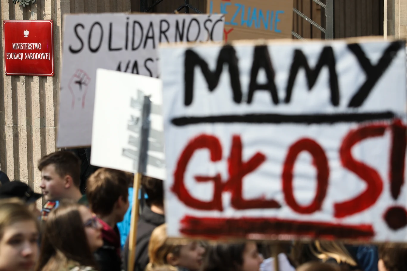 Uczniowie protestują przed siedzibą MEN