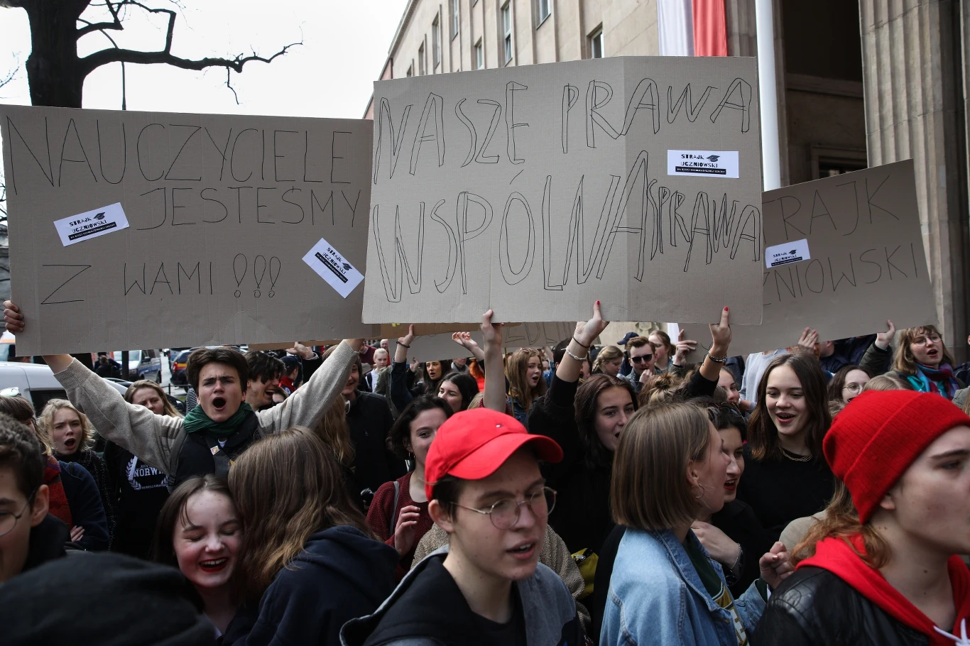 Uczniowie protestują przed siedzibą MEN
