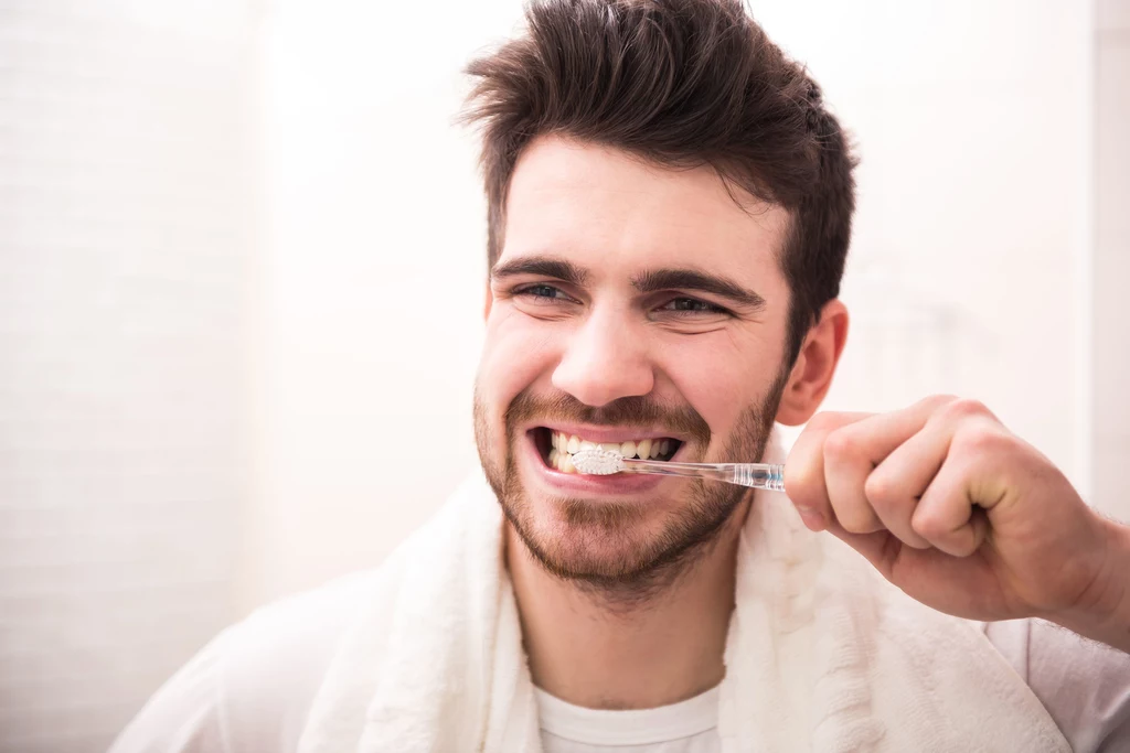 Dentyści zalecają, by z myciem zębów zaczekać 30 minut po posiłku. Powód? Kwasy zawarte w jedzeniu (szczególnie tym kwaśnym), mogą osłabiać szkliwo zębów, więc szorując je, uszkodzimy je jeszcze mocniej. Wbrew pozorom szczotkowanie zębów po każdym posiłku ma też jedną podstawową zaletę: sprzyja regularności jedzenia, co doskonale wpływa na figurę. Dentyści zalecają, by z myciem zębów zaczekać 30 minut po posiłku. Powód? Kwasy zawarte w jedzeniu (szczególnie tym kwaśnym), mogą osłabiać szkliwo zębów, więc szorując je, uszkodzimy je jeszcze mocniej. Wbrew pozorom szczotkowanie zębów po każdym posiłku ma też jedną podstawową zaletę: sprzyja regularności jedzenia, co doskonale wpływa na figurę.