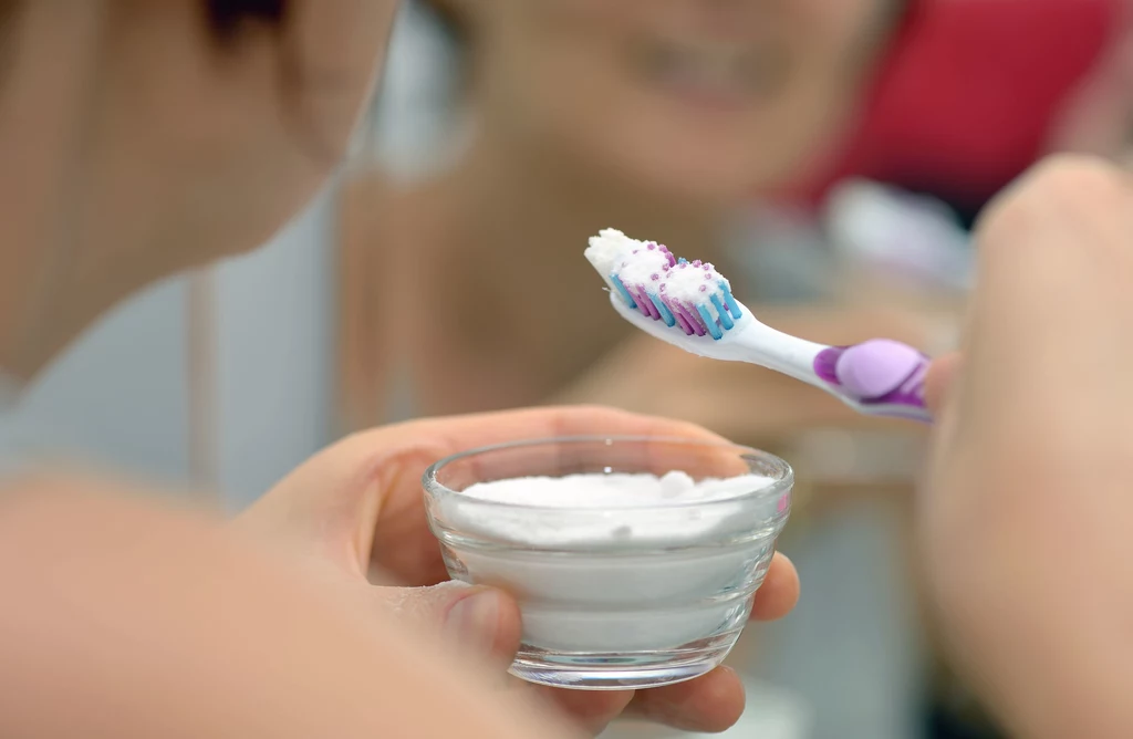 Mycie zębów sodą oczyszczoną Soda ma naturalne właściwości wybielające, dlatego jest dodawana do większości past do zębów. Poza tym, delikatnie ściera szkliwo, usuwając z niego zanieczyszczenia, plamy i osad. Tworzy też w jamie ustnej środowisko alkaliczne, utrudniając rozwój bakterii. Jedną łyżeczkę sody należy połączyć z dwiema łyżeczkami wody i taką mikstura wyszorować zęby. Warto jednak pamiętać, że efekt nie pojawi się z dnia na dzień, ale po kilku tygodniach regularnego stosowania zauważymy różnicę. Mycie zębów sodą oczyszczoną Soda ma naturalne właściwości wybielające, dlatego jest dodawana do większości past do zębów. Poza tym, delikatnie ściera szkliwo, usuwając z niego zanieczyszczenia, plamy i osad. Tworzy też w jamie ustnej środowisko alkaliczne, utrudniając rozwój bakterii. Jedną łyżeczkę sody należy połączyć z dwiema łyżeczkami wody i taką mikstura wyszorować zęby. Warto jednak pamiętać, że efekt nie pojawi się z dnia na dzień, ale po kilku tygodniach regularnego stosowania zauważymy różnicę.