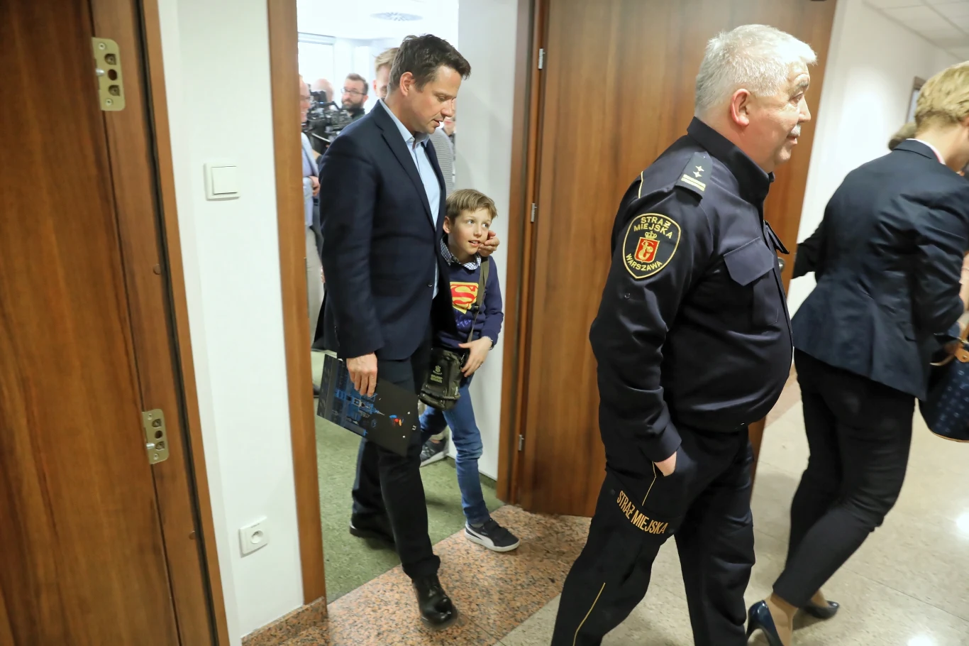 Prezydent Warszawy Rafał Trzaskowski w trakcie strajków pracuje z synem