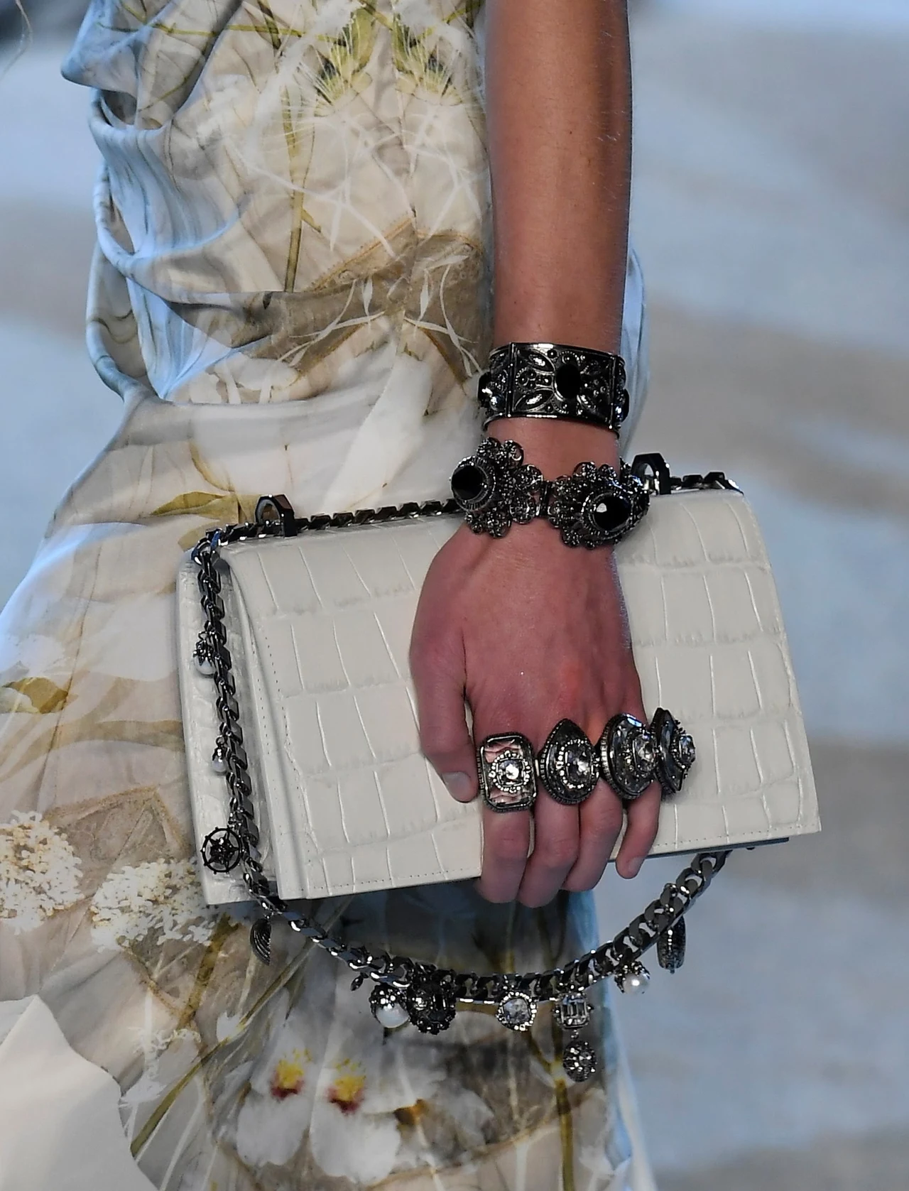 Kultowymi modelami są również torebki na łańcuszku. Królują one na pokazach Chanel czy Dolce & Gabbana. Te wykonane z lakierowanej, wężowej skóry robią niesamowite wrażenie! Kultowymi modelami są również torebki na łańcuszku. Królują one na pokazach Chanel czy Dolce & Gabbana. Te wykonane z lakierowanej, wężowej skóry robią niesamowite wrażenie!