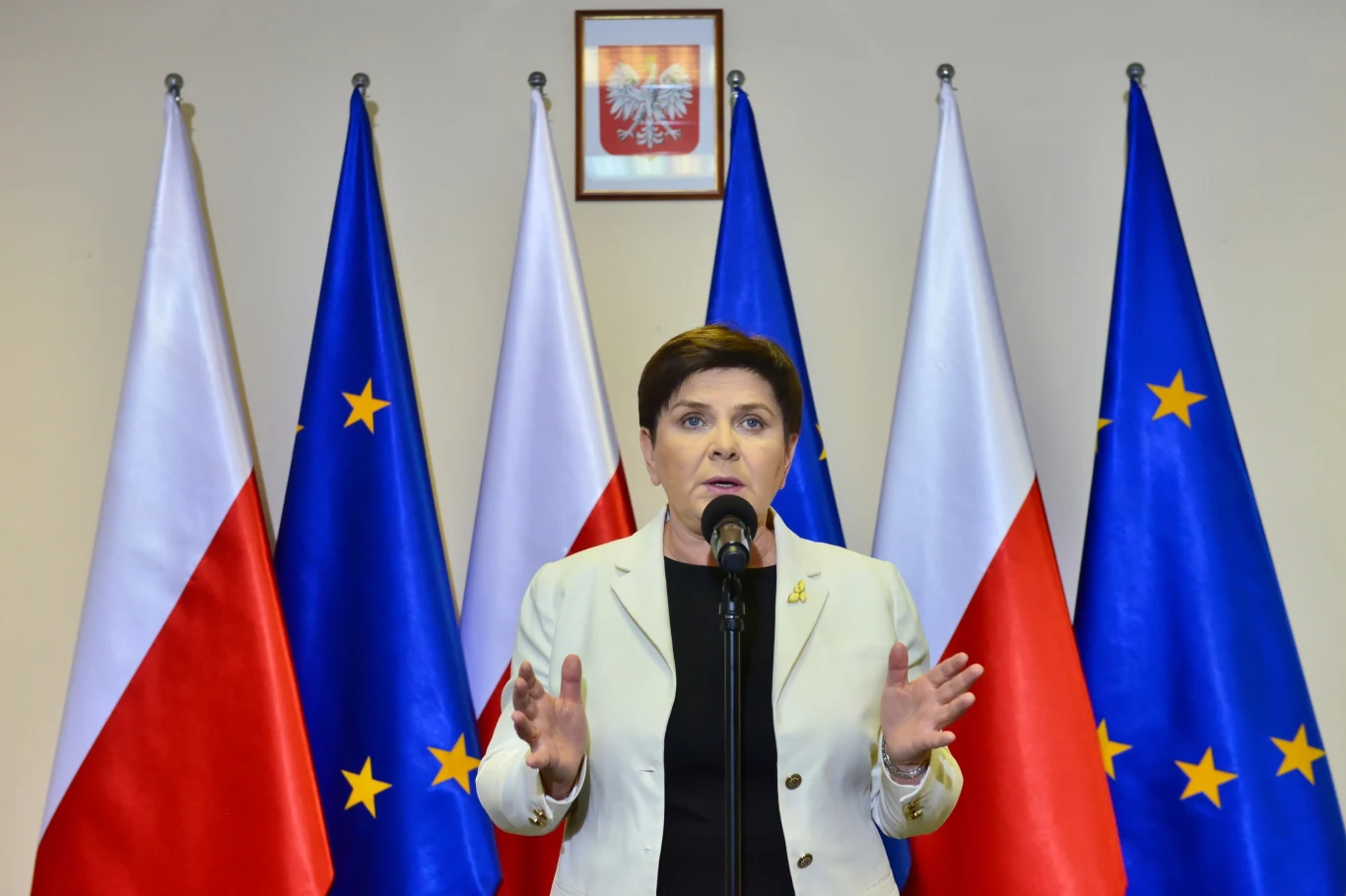 Wicepremier, przewodnicząca Komitetu Społecznego Rady Ministrów Beata Szydło podczas konferencji prasowej w Centrum Partnerstwa Społecznego "Dialog"