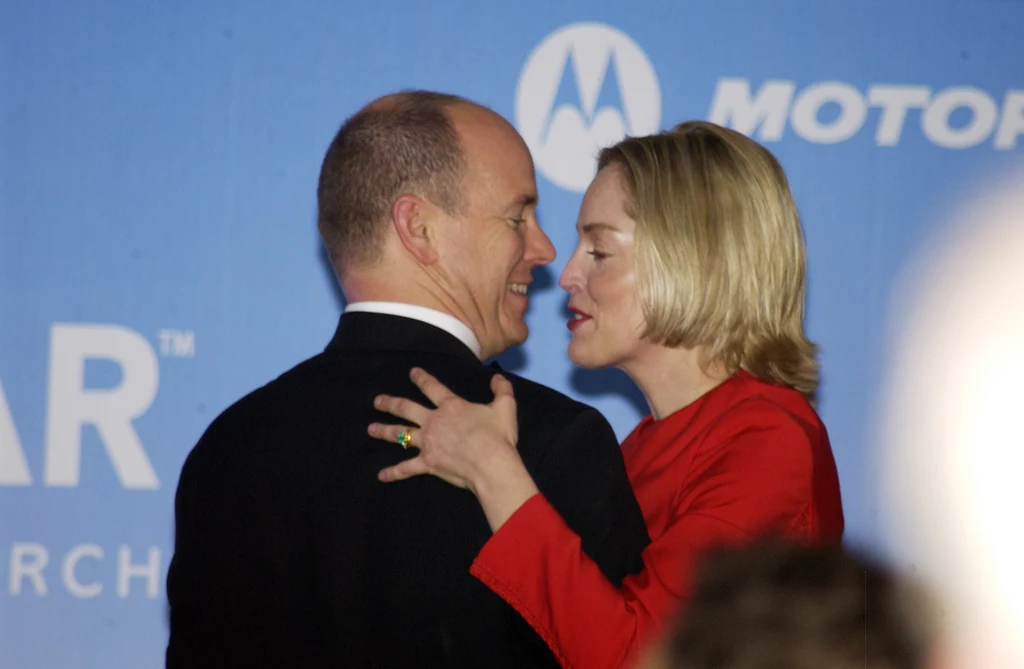 W latach 2002-2005 miał romansować z niemiecko-rosyjską tancerką, Mariną Anissiną. Na zdjęciu: książę Albert i Sharon Stone, której również trudno było się mu oprzeć... W latach 2002-2005 miał romansować z niemiecko-rosyjską tancerką, Mariną Anissiną. Na zdjęciu: książę Albert i Sharon Stone, której również trudno było się mu oprzeć...