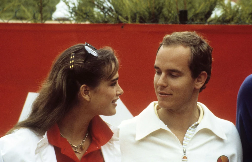 Miłość do sportu połączyła go z tenisistką Gabrielą Sabatini. Podobno zalecał się też do Kylie Minogue, romansował z pięknymi aktorkami: Brooke Shields, Tatum O’Neal i Bo Derek oraz siostrą obecnej królowej Hiszpanii - Telmą Ortiz. To zresztą tylko niewielka część jego podbojów. Na zdjęciu: Brooke Shields i książę Albert, 1979 rok. Miłość do sportu połączyła go z tenisistką Gabrielą Sabatini. Podobno zalecał się też do Kylie Minogue, romansował z pięknymi aktorkami: Brooke Shields, Tatum O’Neal i Bo Derek oraz siostrą obecnej królowej Hiszpanii - Telmą Ortiz. To zresztą tylko niewielka część jego podbojów. Na zdjęciu: Brooke Shields i książę Albert, 1979 rok.