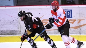 Michael Cichy (GKS Tychy, z lewej) i Michal Vachovec z Comarchu Cracovii