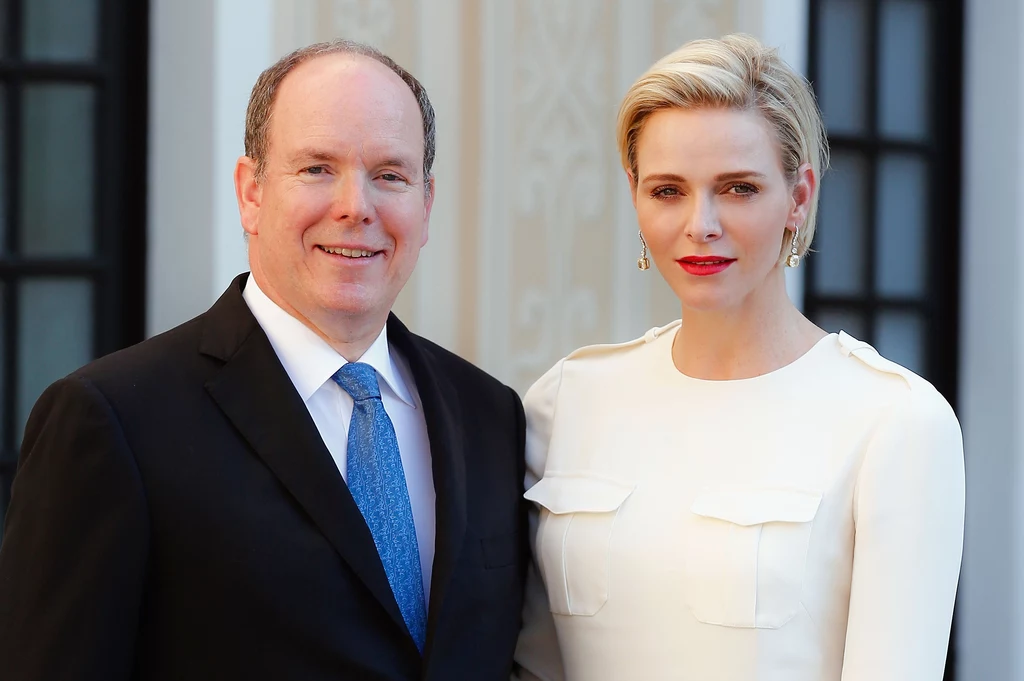 2 lipca 2011 roku książę Albert poślubił Charlene Wittstock, o 20 lat młodszą, byłą pływaczkę, która urodziła się w RPA i reprezentowała ten kraj podczas igrzysk olimpijskich w 2000 roku. 2 lipca 2011 roku książę Albert poślubił Charlene Wittstock, o 20 lat młodszą, byłą pływaczkę, która urodziła się w RPA i reprezentowała ten kraj podczas igrzysk olimpijskich w 2000 roku.