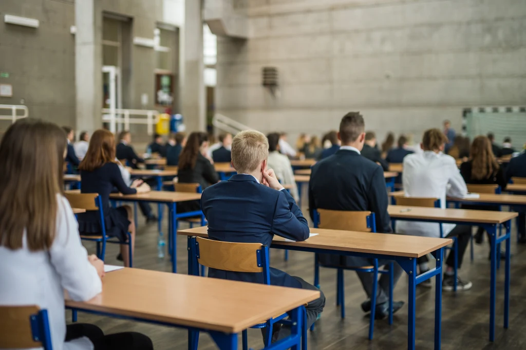 W środę na egzaminie z wiedzy humanistycznej uczniowie jako pierwszy dostali blok zadań z historii i wiedzy o społeczeństwie. Na ich rozwiązanie mieli 60 minut (uczniowie z dysleksją 80 minut). Drugi blok będzie zawierał zadania z języka polskiego. Na ich rozwiązanie gimnazjaliści mają 90 minut (dyslektycy 135 minut).