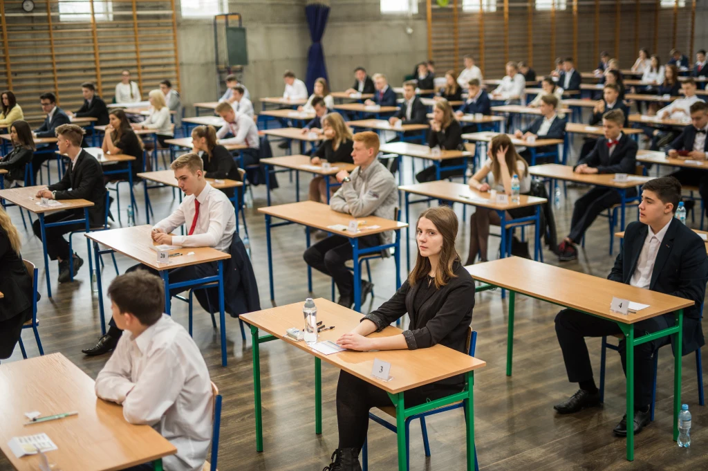 Podczas tegorocznej sesji egzaminu gimnazjalnego - tak jak w latach ubiegłych - każdego dnia uczniowie otrzymają do rozwiązania dwa bloki zadań - pierwszy o godzinie 9, drugi o godzinie 11. Pomiędzy nimi będzie przerwa.