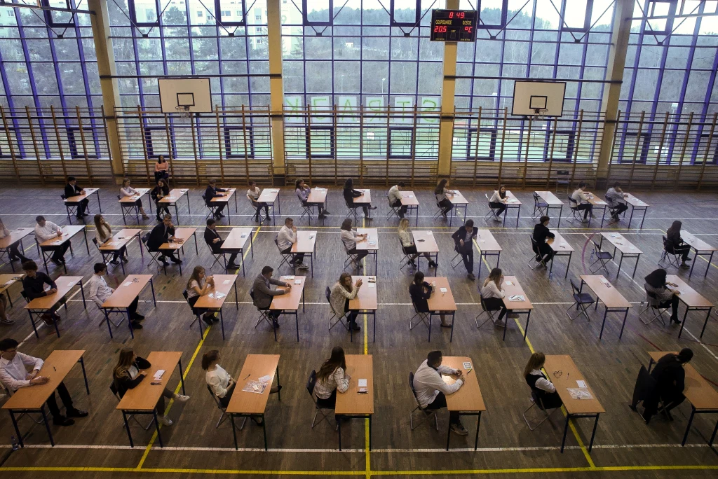 W czwartek na egzaminie z wiedzy matematyczno-przyrodniczej uczniowie w pierwszym bloku znajdą zadania z nauk przyrodniczych - biologii, chemii, fizyki i geografii. W drugim bloku będą zadania z matematyki. Na rozwiązanie zadań z pierwszego gimnazjaliści dostaną 60 minut (dyslektycy 80 minut), a z drugiego - 90 minut (dyslektycy 135 minut).