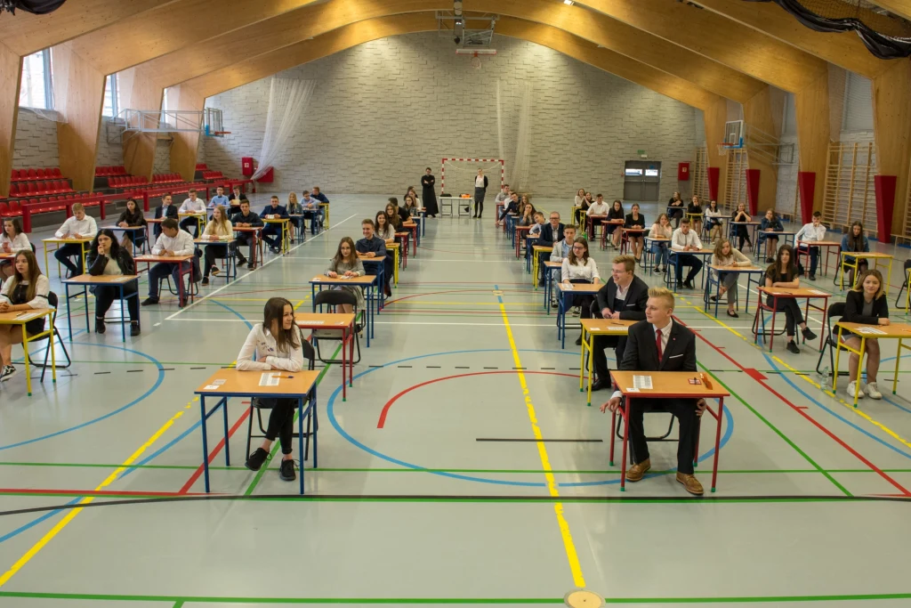 W piątek egzamin z języka obcego odbędzie się na dwóch poziomach. Najpierw będzie test na poziomie podstawowym. Na rozwiązanie zadań uczniowie będą mieli 60 minut (dyslektycy 80 minut). Po przerwie gimnazjaliści przystąpią do testu na poziomie rozszerzonym. Potrwa on także 60 minut (dla dyslektyków 90 minut).