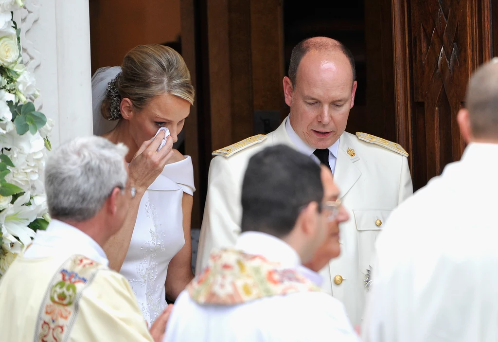Tuż przed ślubem wybuchł skandal – Charlene miała dowiedzieć się o trzecim nieślubnym potomku Alberta i chcieć uciec sprzed ołtarza. Do ślubu finalnie doszło, choć Charlene Wittstock został przez media nazwana „najsmutniejszą panną młodą”, która szła do ołtarza z grobową miną, a w chwili wypowiadania słów przysięgi z trudem powstrzymywała się od łez. Tuż przed ślubem wybuchł skandal – Charlene miała dowiedzieć się o trzecim nieślubnym potomku Alberta i chcieć uciec sprzed ołtarza. Do ślubu finalnie doszło, choć Charlene Wittstock został przez media nazwana „najsmutniejszą panną młodą”, która szła do ołtarza z grobową miną, a w chwili wypowiadania słów przysięgi z trudem powstrzymywała się od łez.