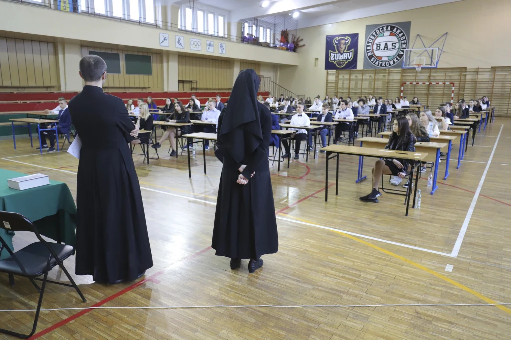 W przeprowadzeniu środowych egzaminów pomagają katecheci.