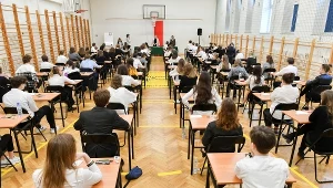 Gimnazjaliści podczas egzaminu w gimnazjum przy XVI LO im. Stefanii Sempołowskiej w Warszawie, zdjęcie ilustracyjne