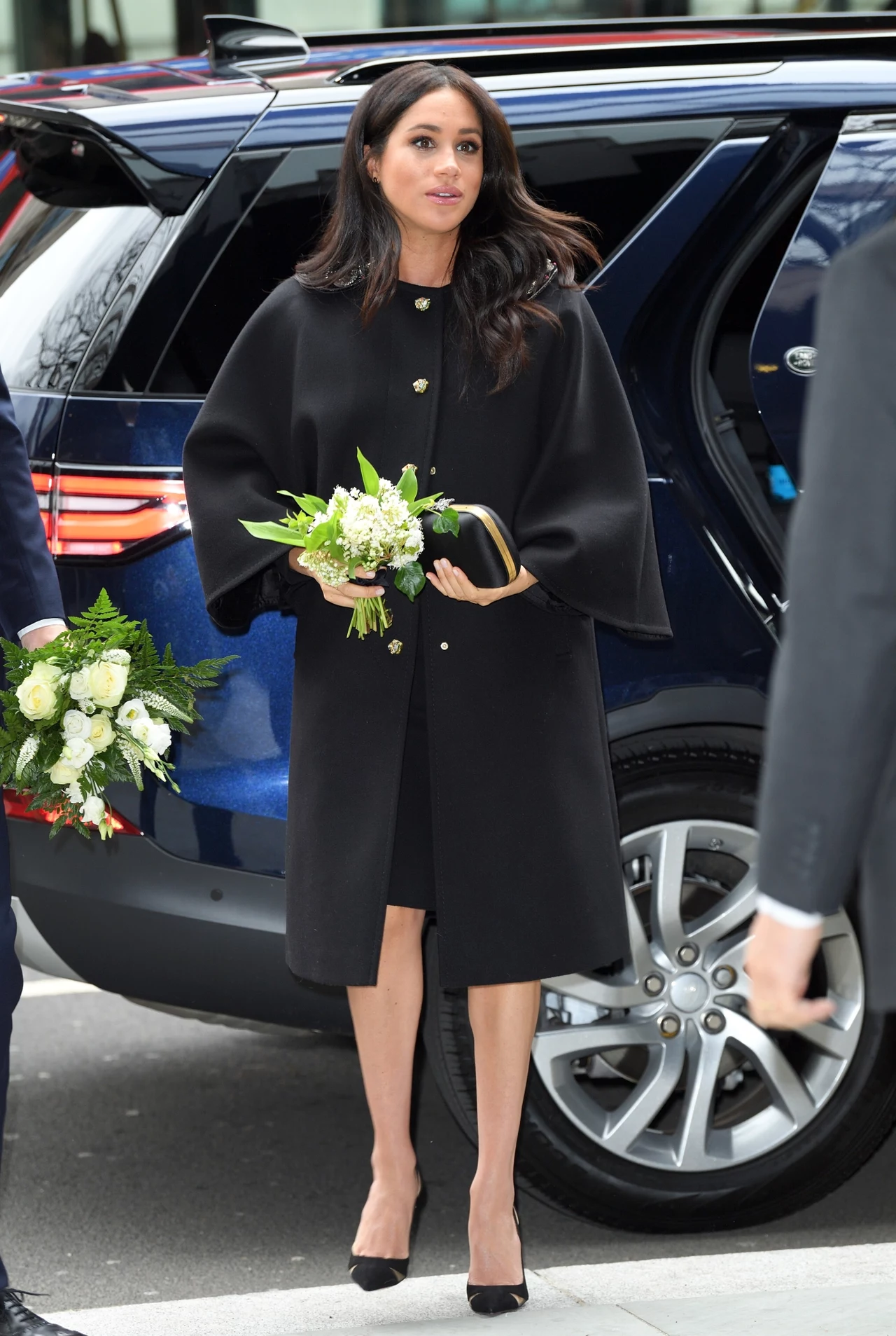 Na wizytę kondolencyjną w ambasadzie Nowej Zelandii po zamachu w Christchurch Meghan założyła czarny płaszcz i kolczyki Boh Runga.