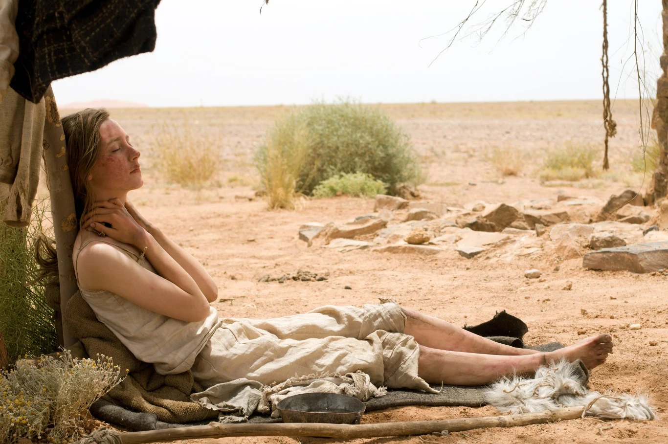 Kolejną kinową rolą Saoirse Ronan był występ u boku Colina Farrella i Eda Harrisa w filmie Petera Weira "Niepokonani" (2010) - ekranizacji wydanej w latach 50. ubiegłego wieku książki Sławomira Rawicza "Długi marsz" - pierwszej relacji z sowieckiego łagru, która wstrząsnęła zachodnim światem.