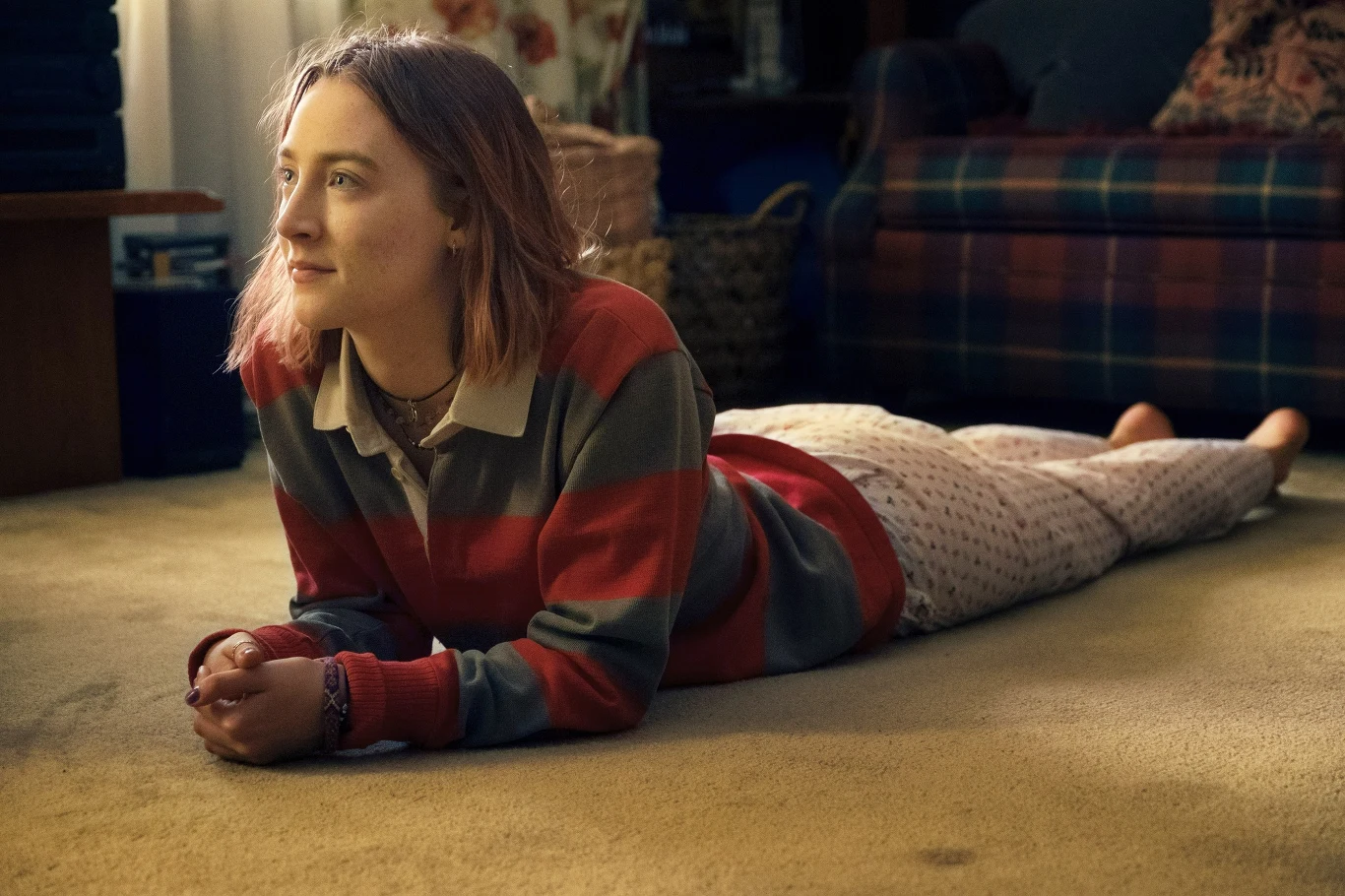 Nieco ponad rok temu oglądaliśmy artystkę w głównej roli w filmie "Lady Bird" Grety Gerwig, gdzie wcieliła się w zbuntowaną dziewczynę uczącą się w katolickim liceum i marzącą, by wieść diametralnie inne życie niż jej matka, do której wbrew pozorom jest niezwykle podobna. Za kreację Christine McPherson, używającą tytułowego pseudonimu, młoda aktorka miała w końcu okazję odebrać nagrodę Hollywoodzkiego Stowarzyszenia Prasy Zagranicznej, czyli Złoty Glob. Po raz trzeci nominowano ją też za nią do Oscara.