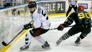 Zawodnik GKS Tychy Filip Komorski (L) i Alesz Jeżek (P) z Comarch Cracovii